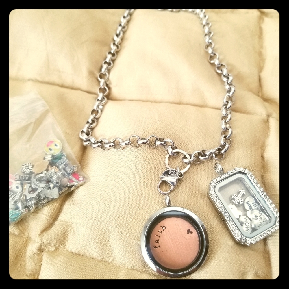 Necklace w/ 2 pendants